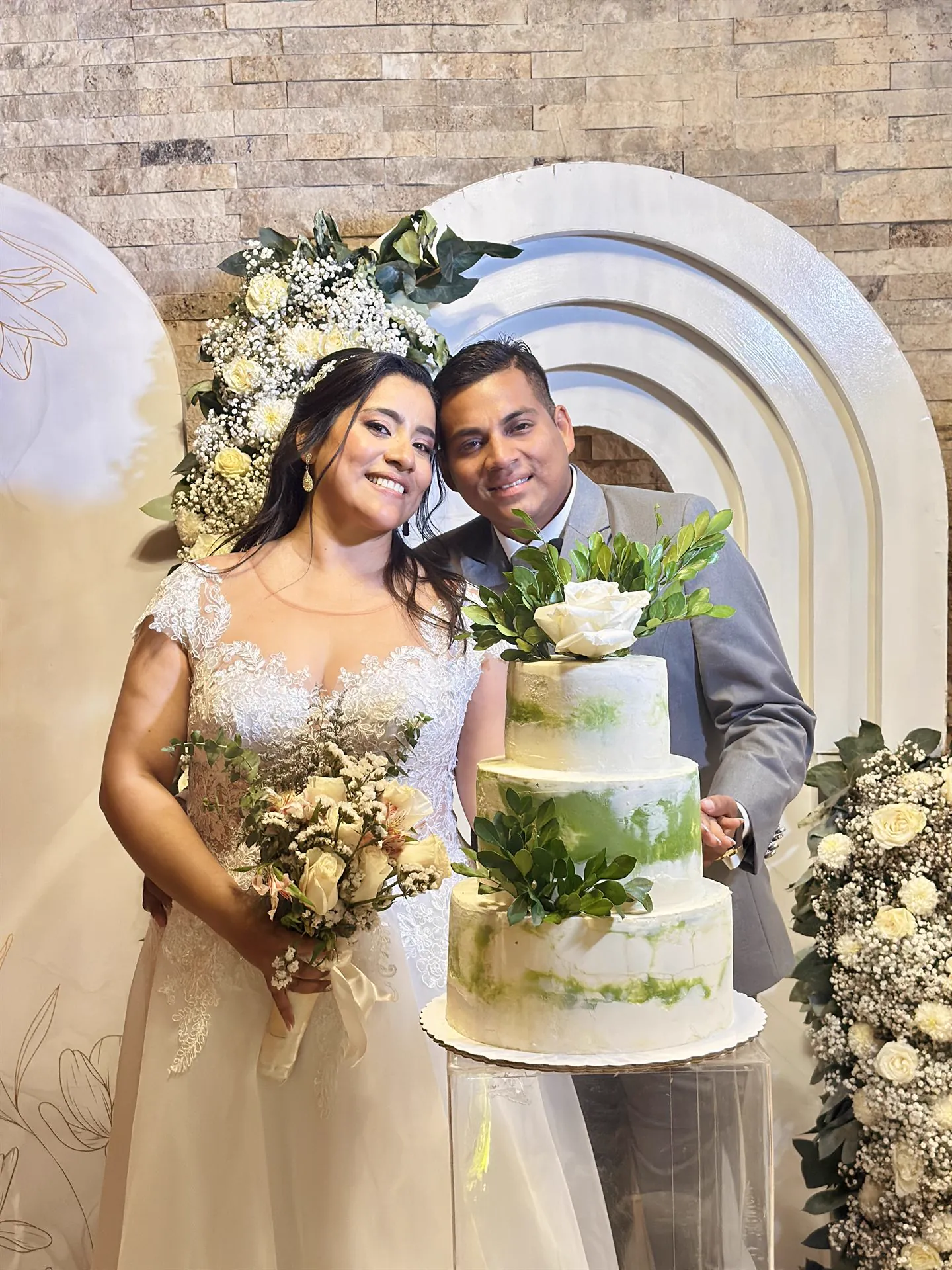 Novios junto a su torta