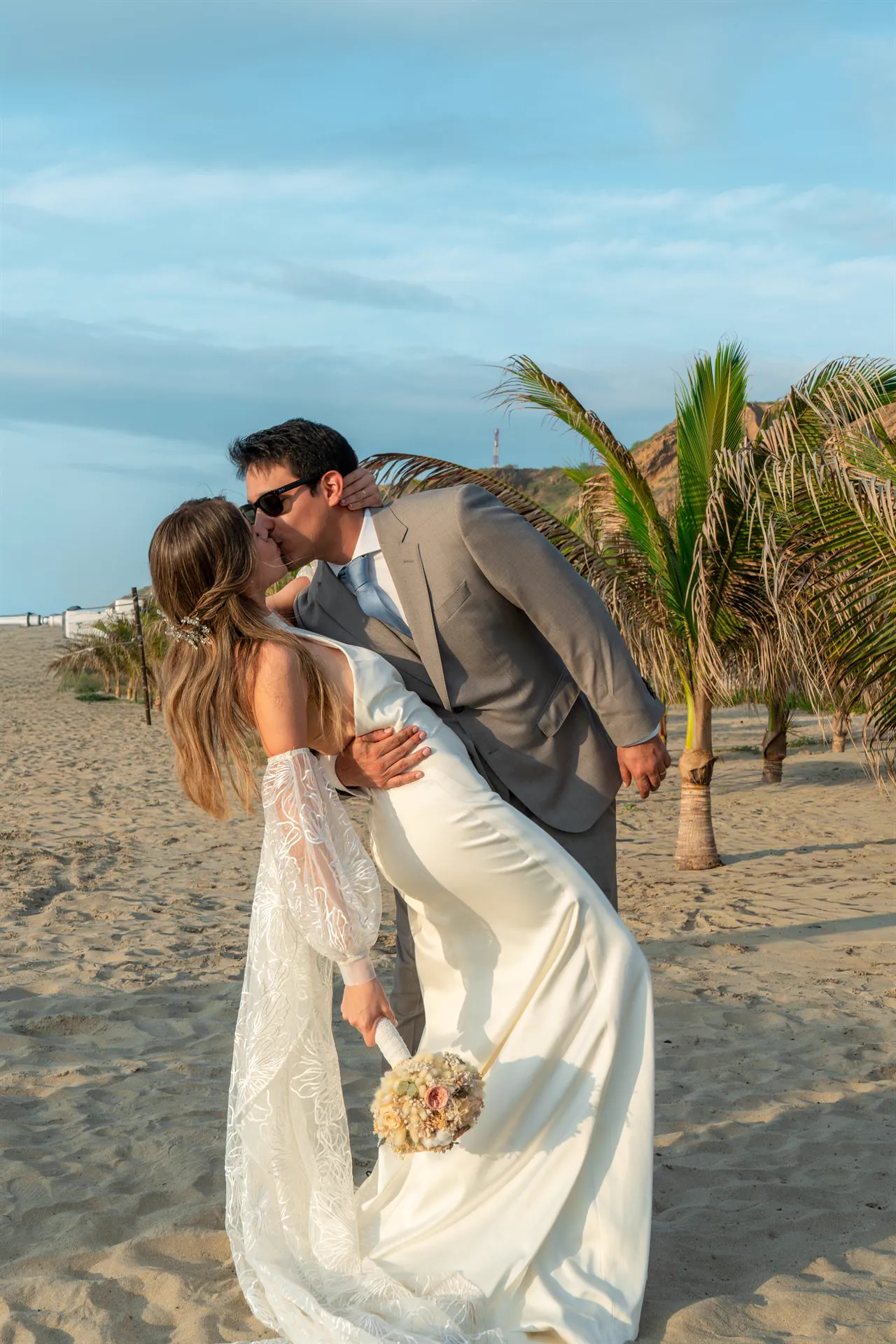 Boda en la playa al atardecer