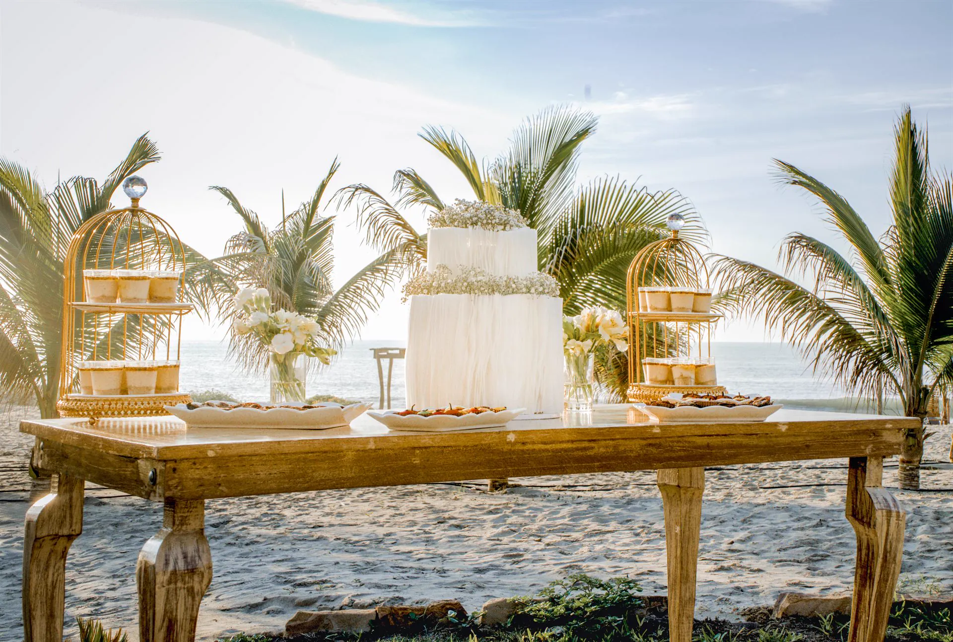 Mesa de torta de boda en la playa