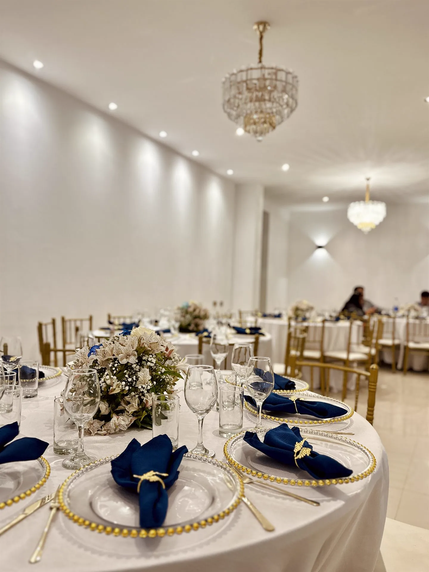 Montaje de salón en azul y dorado