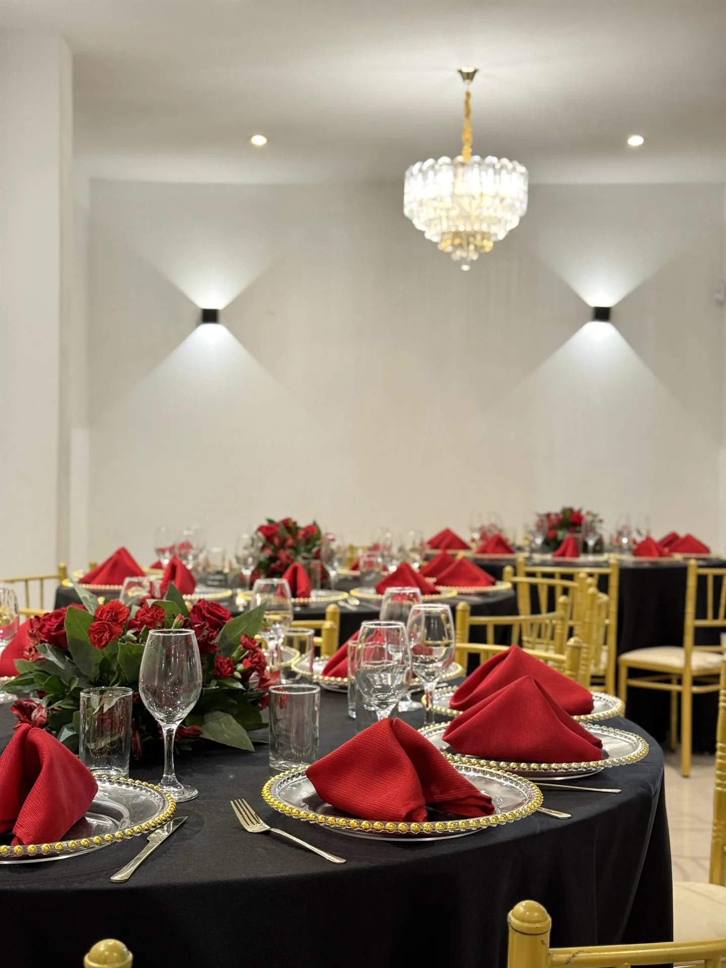 Montaje de salón en rojo y negro