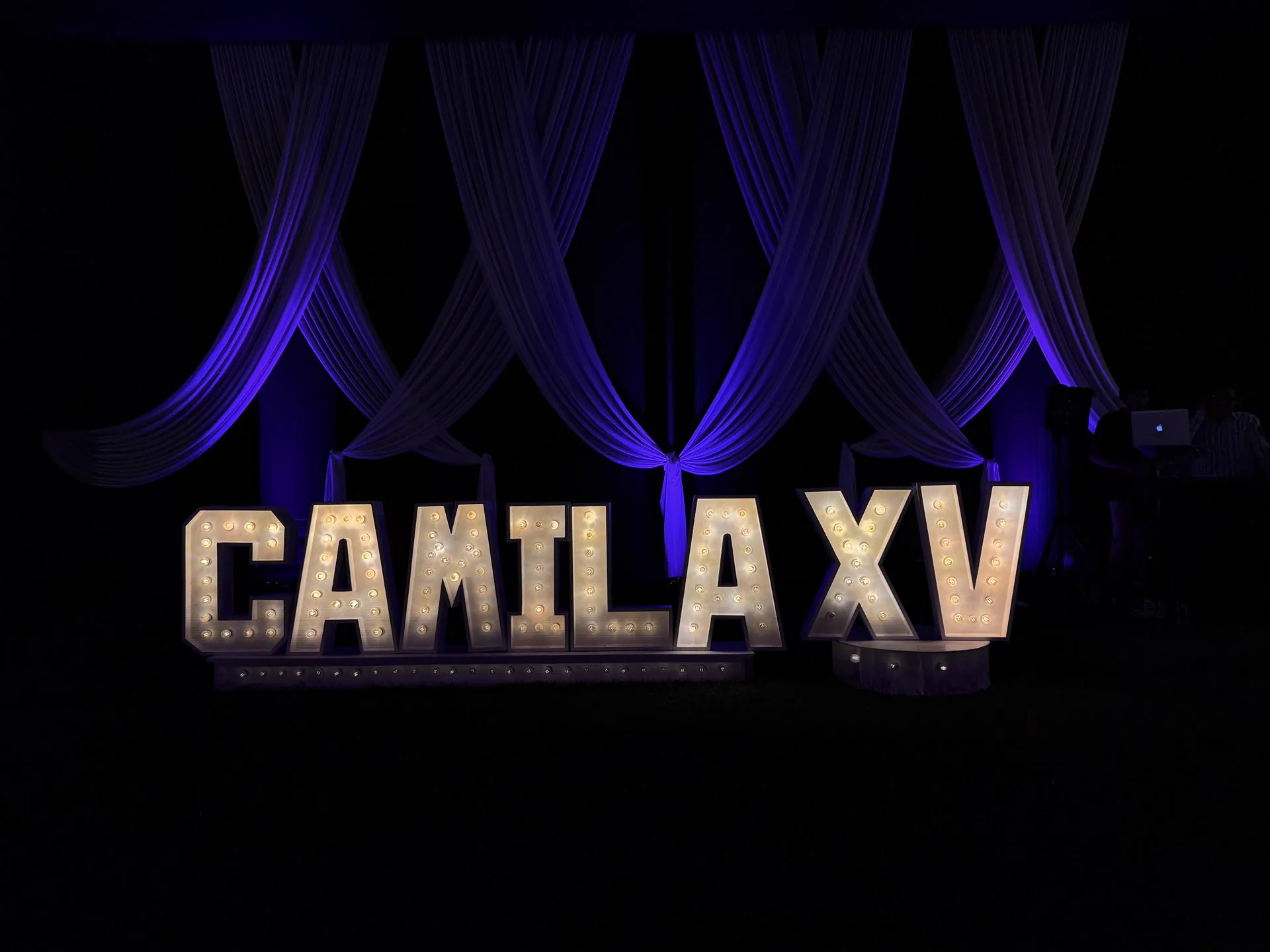 Letras iluminadas de quinceaños